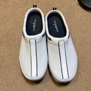 Easy Spirit Travel Riot White Clogs - Size 7 Wide (New)